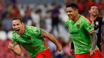 AME9903. GUADALAJARA (MÉXICO), 16/08/2022.- Jesús Dueñas (i) del Juárez celebra hoy con sus compañeros tras anotar contra Atlas, durante un partido por la jornada 9 del torneo Apertura 2022 de la Liga MX, en el Estadio Jalisco en Guadalajara (México). EFE/ Francisco Guasco
