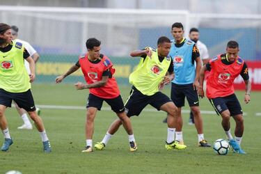 Coutinho: Neymar warns against leaving Liverpool for Barça