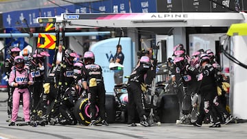 Gasly hace una parada en boxes con el Alpine en Monza.