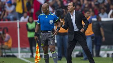 El estratega de los rojinegros pide paridad en árbitros, y por ello sentencia que los silbantes también deben ser castigados.