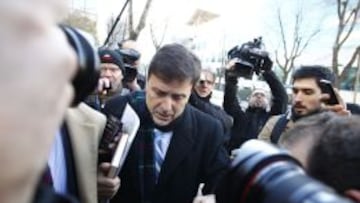 Eufemiano Fuentes sortea una riada de cámaras de televisión y fotógrafos en su llegada a los Juzgados de lo Penal de la calle Julián Camarillo.
