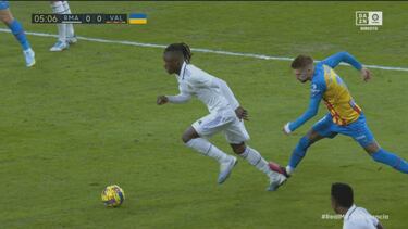 Iturralde González, sobre el gol anulado a Rüdiger: “Eso es fútbol...”