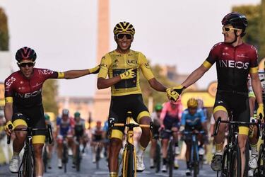 Bernal paints the Arc de Triomphe yellow, blue and red