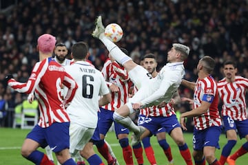 Federico Valverde remata de forma acrobática un saque de esquina lanzando por Toni Kroos.