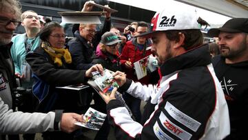 GRAF2067. SPA-FRANCORCHAMPS, 02/05/2019.- El español Fernando Alonso, doble campeón mundial de Fórmula Uno, firma autógrafos tras marcar este jueves, con su Toyota TS050 Hybrid, el mejor crono del lluvioso segundo ensayo libre para las Seis Horas de Spa-Francorchamps, la penúltima prueba del Mundial de Resistencia (WEC), que él mismo lidera junto al suizo Sebastien Buemi y al japonés Kazuki Nakajima. EFE/TOYOTA GAZOO RACING/James Moy ***SOLO USO EDITORIAL***
