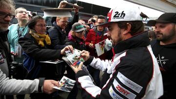 GRAF2067. SPA-FRANCORCHAMPS, 02/05/2019.- El espa&ntilde;ol Fernando Alonso, doble campe&oacute;n mundial de F&oacute;rmula Uno, firma aut&oacute;grafos tras marcar este jueves, con su Toyota TS050 Hybrid, el mejor crono del lluvioso segundo ensayo libre para las Seis Horas de Spa-Francorchamps, la pen&uacute;ltima prueba del Mundial de Resistencia (WEC), que &eacute;l mismo lidera junto al suizo Sebastien Buemi y al japon&eacute;s Kazuki Nakajima. EFE/TOYOTA GAZOO RACING/James Moy ***SOLO USO EDITORIAL***