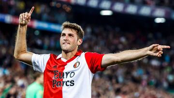 Santiago Giménez durante un partido con el Feyenoord donde festeja su primer gol en Países Bajos.