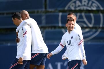 Lionel Messi saliendo al entranmiento del Paris Saint-Germain.