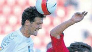 <b>POR ALTO. </b>Ramón (izquierda), que marcó, cabecea un balón ante Bolo.