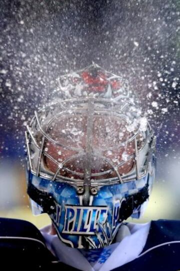 Timo Pielmeier, portero de Ingolstadt durante el Del Play-offs del juego final entre 6 ERC Ingolstadtat y Adler Mannheim en Saturno Arena en Ingolstadt, Alemania.