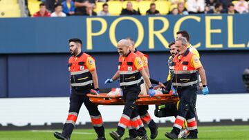 El momento en el que Ilias Akhomach es retirado en camilla. / Carme Ripollés (Diario AS).