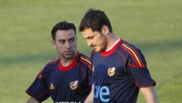 <b>PUNTALES.</b> Casillas y Xavi, capitanes de la Selección.