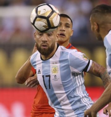 Nicolás Otamendi (frente) de Argentina disputa el balón con Alexis Sánchez (atrás) de Chile.