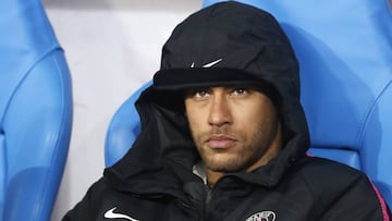 Neymar, ayer en el banquillo del PSG.