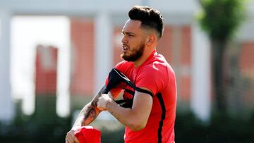 SEV06. SEVILLA, 15/05/2020.-Fotografía facilitada por LaLiga. El futbolista argentino del Sevilla Lucas Ocampos durante el entrenamiento de esta mañana y donde en declaraciones a los medios oficiales del Sevilla ha comentado que "seguramente va a ser raro" el regreso de la competición sin público, y narró que jugó "en Marsella algunos partidos a puerta cerrada y se vive de otra manera", de modo que "hay que mentalizarse".EFE/