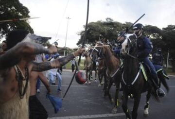 Los pueblos nativos de diferentes tribus de Brasil protestaron contra la política indígena del gobierno y de los costes de la Copa del Mundo de 2014. Los cuerpos de seguridad lanzaron gases lacrimógenos para evitar que los manifestantes se acercaran al estadio Mane Garrincha de Brasilia donde se exhibía la Copa del Mundo. 