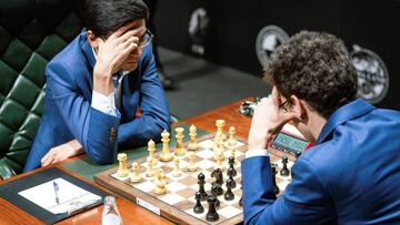 Anish Giri y Fabiano Caruana durante una partida disputada en el ámbito del Torneo de Candidatos al título mundial de ajedrez en Ekaterimburgo (Rusia).