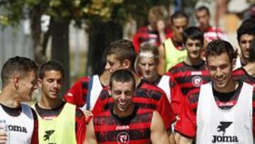 <b>SEGURIDAD. </b>El Sevilla Atlético, ayer en la Ciudad Deportiva, confía en remontar.