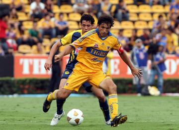 La historia de futbolistas aztecas que se fueron regresados al la Liga MX por Tigres comenzó en 2007 con los Francisco Fonseca, ya que el Kikín fue a probar suerte con el Benfica después del Mundial de 2006, pero lamentablemente no encontró regularidad con los portugueses, por lo cual Mario Carrillo, quien en ese entonces era el entrenador, no dudó en traerlo