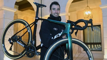 Felipe Orts agarra su bicicleta de ciclocross.