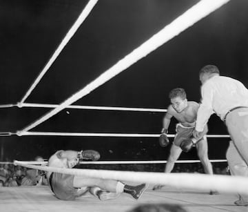 Jake LaMotta, 'Toro Salvaje', nació en Nueva York en 1921. Peleó en 106 combates de los que ganó 83 (30 por KO). Su gran rival fue Sugar Ray Robinson, al que ganó la segunda vez que se enfrentaron siendo el primer boxeador que conseguía vencerle. 
El 16 de junio de 1949 consiguió por KO el tí­tulo mundial de los pesos medios ante Marcel Cerdan. En la tercera defensa del título, el 14 de febrero de 1951, perdió ante Sugar Ray Robinson en una pelea que se bautizó como 'La matanza de San Valentín' debido a su crudeza. El 14 de abril de 1954 se subió al ring por última vez.
Después de su retirada compró un club nocturno. Tras perderlo por diversos problemas legales inició una carrera como comediante.
La película basada en su vida, Toro Salvaje, tuvo 8 nominaciones a los Óscar y se llevó 2 estatuillas (mejor montaje y mejor actor para Robert DeNiro).
En la imagen, en el combate en que ganó el tí­tulo de los pesos medios ante Marcel Cerdan.
