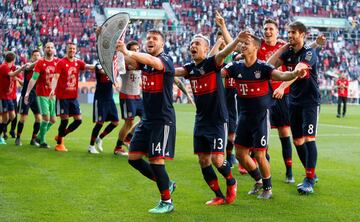 Los jugadores celebran la sexta Bundesliga consecutiva. 