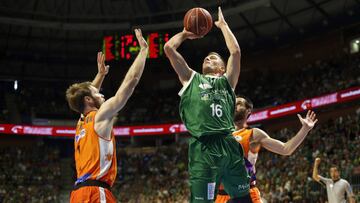 Nemanja Nedovic lanza a canasta ante Fernando San Emeterio.