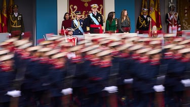El rey Felipe VI de España, la princesa Leonor, la reina Letizia y la princesa Sofía durante el desfile militar con motivo del Día de la Hispanidad en Madrid.