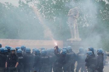 El Derbi della Capitale vuelve a generar violencia en los alrededores del Olímpico. La policía dispersó con gases lacrimógenos y cañones de agua a los ultras de Lazio y Roma en la zona de Ponte Milvio.