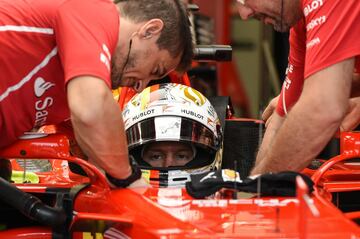 Sebastian Vettel junto con sus mecánicos.