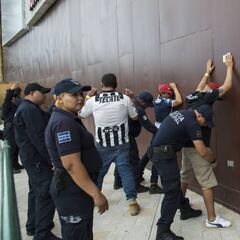 Detienen a fans de Rayados previo al Santos-Monterrey