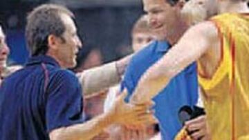 HERMANOS. Alfonso y Felipe Reyes reciben el saludo de Llorente