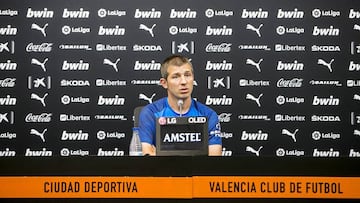 El entrenador del Valencia CF, Albert Celades, en rueda de prensa
VALENCIA CF
11/06/2020
