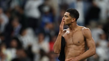 Soccer Football - UEFA Champions League - Real Madrid v Juventus - Santiago Bernabeu, Madrid, Spain - October 22, 2025 Real Madrid's Jude Bellingham acknowledges fans after the match REUTERS/Violeta Santos Moura