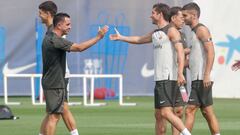 BARCELONA, 26/08/2023.- El entrenador del FC Barcelona Xavi Hernández saluda al centrocampista del FC Barcelona Sergi Roberto durante el entrenamiento del primer equipo en las instalaciones de Sant Joan Despí previo al partido de la jornada 1 LaLiga EA Sports contra el Villarreal CF. EFE/ Quique García
