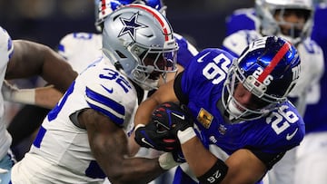 ARLINGTON, TEXAS - NOVEMBER 12: Saquon Barkley #26 of the New York Giants wrestles for the ball against Rashaan Evans #32 of the Dallas Cowboys during the third quarter at AT&T Stadium on November 12, 2023 in Arlington, Texas.   Ron Jenkins/Getty Images/AFP (Photo by Ron Jenkins / GETTY IMAGES NORTH AMERICA / Getty Images via AFP)