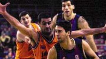 REBASADO. Navarro desbordó a Berni Hernández.