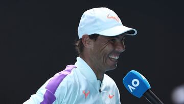 Rafa Nadal sonr&iacute;e a pie de pista en la Rod Laver Arena.