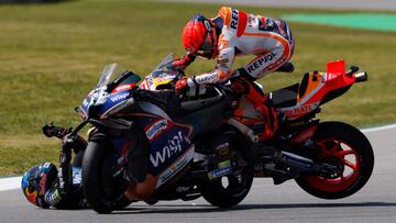 M¨¢rquez embisti¨® a Oliveira en la curva de Portimao de la tercera vuelta.