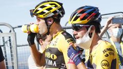 Tom Dumoulin y Primoz Roglic beben de un bid&oacute;n tras la sexta etapa del Tour de Francia con final en Mont Aigoual.