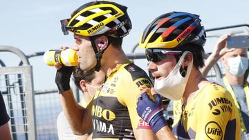 Tom Dumoulin y Primoz Roglic beben de un bid&oacute;n tras la sexta etapa del Tour de Francia con final en Mont Aigoual.