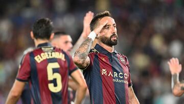 VALENCIA, 23/08/2025.- El delantero del Levante José Luis Morales celebra tras marcar el segundo gol ante el Barcelona, durante el partido de LaLiga de fútbol que Levante UD y FC Barcelona disputan este sábado en el estadio Ciutat de Valencia. EFE/Andreu Esteban