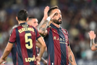 El delantero de Levende, José Louis Morales, celebra después de marcar el segundo gol contra Barcelona.