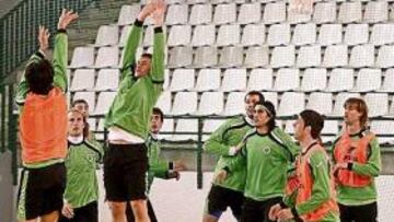 <b>DIFERENTE. </b>No es habitual ver a los jugadores de fútbol demostrando sus habilidades ante la canasta. La lluvia lo posibilitó.