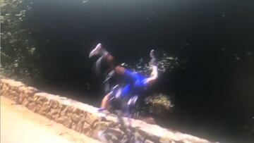 Ciclista se cayó por un barranco ¡y siguió en competencia!