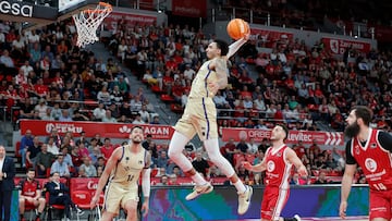 ZARAGOZA, 05/04/2026.- El alero estadounidense del FC Barcelona se dispone a machacar la canasta durante el encuentro correspondiente a la fase regular de la Liga Endesa que disputan este Domingo Casademont Zaragoza y FC Barcelona en el pabellón Príncipe Felipe de Zaragoza. EFE / Javier Belver.