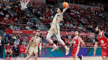 ZARAGOZA, 05/04/2026.- El alero estadounidense del FC Barcelona se dispone a machacar la canasta durante el encuentro correspondiente a la fase regular de la Liga Endesa que disputan este Domingo Casademont Zaragoza y FC Barcelona en el pabellón Príncipe Felipe de Zaragoza. EFE / Javier Belver.