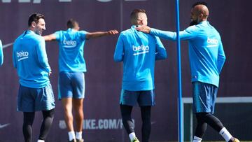 GRAFCAT6507. SANT JOAN DESPÍ (BARCELONA), 29/03/2019.- Los jugadores del FC Barcelona, Leo Messi (i), Jordi Alba (c) y Arturo Vidal (d), durante el entrenamiento que el equipo azulgrana ha realizado en la ciudad deportiva Joan Gamper para preparar