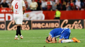 El delantero del Espanyol Javi Puado lamenta la derrota del equipo tras el partido de la jornada 33 de LaLiga entre Sevilla FC y RCD Espanyol.