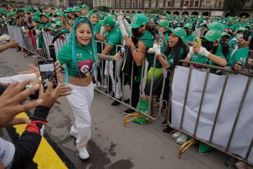 La clase se ha desarrollado en el Zócalo, la plaza central de la ciudad de México para intentar superar el récord que ostenta actualmente Moscú, que en 2017 reunió a unos 3.000 participantes.